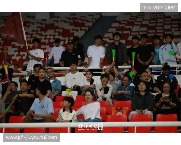 少年因激烈比赛失误踩到足球框引发全场惊呼现场气氛瞬间紧张 少年因激烈比赛失误踩到足球框引发全场惊呼现场气氛瞬间紧张