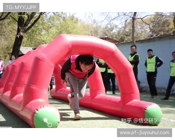 足球场小孩误闯入课堂引发一连串趣事师生笑料不断